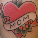 Фото тату сердце и надпись мама 09.02.2021 №0042 - mom heart tattoo - tatufoto.com