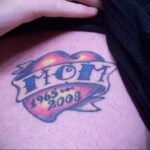 Фото тату сердце и надпись мама 09.02.2021 №0053 - mom heart tattoo - tatufoto.com