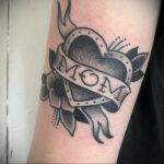 Фото тату сердце и надпись мама 09.02.2021 №0065 - mom heart tattoo - tatufoto.com