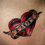 Фото тату сердце и надпись мама 09.02.2021 №0066 - mom heart tattoo - tatufoto.com