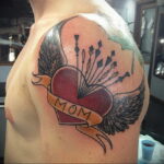 Фото тату сердце и надпись мама 09.02.2021 №0067 - mom heart tattoo - tatufoto.com