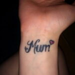 Фото тату сердце и надпись мама 09.02.2021 №0068 - mom heart tattoo - tatufoto.com