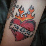 Фото тату сердце и надпись мама 09.02.2021 №0074 - mom heart tattoo - tatufoto.com