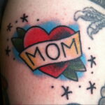 Фото тату сердце и надпись мама 09.02.2021 №0075 - mom heart tattoo - tatufoto.com