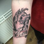 Фото тату сердце и надпись мама 09.02.2021 №0076 - mom heart tattoo - tatufoto.com