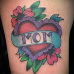 Фото тату сердце и надпись мама 09.02.2021 №0081 - mom heart tattoo - tatufoto.com