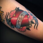 Фото тату сердце и надпись мама 09.02.2021 №0083 - mom heart tattoo - tatufoto.com