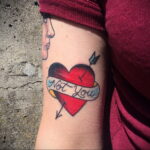 Фото тату сердце и надпись мама 09.02.2021 №0086 - mom heart tattoo - tatufoto.com