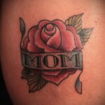 Фото тату сердце и надпись мама 09.02.2021 №0090 - mom heart tattoo - tatufoto.com