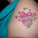 Фото тату сердце и надпись мама 09.02.2021 №0092 - mom heart tattoo - tatufoto.com