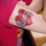 Фото тату сердце и надпись мама 09.02.2021 №0094 - mom heart tattoo - tatufoto.com