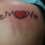 Фото тату сердце и надпись мама 09.02.2021 №0095 - mom heart tattoo - tatufoto.com