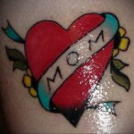 Фото тату сердце и надпись мама 09.02.2021 №0096 - mom heart tattoo - tatufoto.com