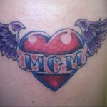 Фото тату сердце и надпись мама 09.02.2021 №0099 - mom heart tattoo - tatufoto.com