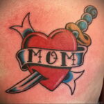 Фото тату сердце и надпись мама 09.02.2021 №0100 - mom heart tattoo - tatufoto.com