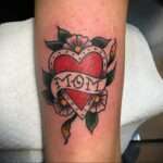 Фото тату сердце и надпись мама 09.02.2021 №0101 - mom heart tattoo - tatufoto.com