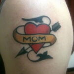Фото тату сердце и надпись мама 09.02.2021 №0103 - mom heart tattoo - tatufoto.com