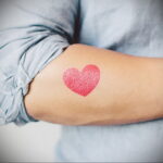 Фото тату сердце красное 09.02.2021 №0049 - red heart tattoo - tatufoto.com