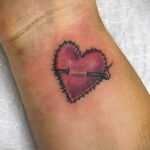 Фото тату сердце красное 09.02.2021 №0103 - red heart tattoo - tatufoto.com