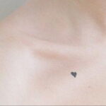 Фото тату сердце на ключице 04.02.2021 №0002 - heart tattoo on collarbone - tatufoto.com