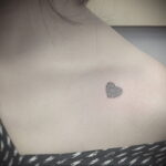 Фото тату сердце на ключице 04.02.2021 №0015 - heart tattoo on collarbone - tatufoto.com