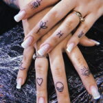 Фото тату сердце на пальце 04.02.2021 №0001 - heart tattoo on finger - tatufoto.com