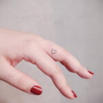 Фото тату сердце на пальце 04.02.2021 №0002 - heart tattoo on finger - tatufoto.com