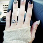 Фото тату сердце на пальце 04.02.2021 №0003 - heart tattoo on finger - tatufoto.com