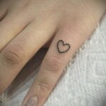 Фото тату сердце на пальце 04.02.2021 №0007 - heart tattoo on finger - tatufoto.com