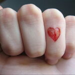 Фото тату сердце на пальце 04.02.2021 №0012 - heart tattoo on finger - tatufoto.com