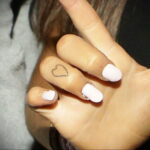 Фото тату сердце на пальце 04.02.2021 №0015 - heart tattoo on finger - tatufoto.com