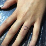 Фото тату сердце на пальце 04.02.2021 №0019 - heart tattoo on finger - tatufoto.com