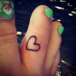 Фото тату сердце на пальце 04.02.2021 №0023 - heart tattoo on finger - tatufoto.com