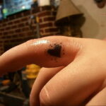 Фото тату сердце на пальце 04.02.2021 №0026 - heart tattoo on finger - tatufoto.com