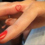 Фото тату сердце на пальце 04.02.2021 №0032 - heart tattoo on finger - tatufoto.com