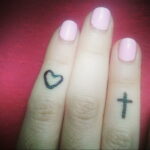 Фото тату сердце на пальце 04.02.2021 №0034 - heart tattoo on finger - tatufoto.com
