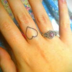 Фото тату сердце на пальце 04.02.2021 №0036 - heart tattoo on finger - tatufoto.com