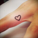 Фото тату сердце на пальце 04.02.2021 №0039 - heart tattoo on finger - tatufoto.com