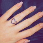 Фото тату сердце на пальце 04.02.2021 №0043 - heart tattoo on finger - tatufoto.com