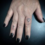 Фото тату сердце на пальце 04.02.2021 №0051 - heart tattoo on finger - tatufoto.com