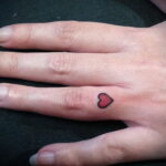 Фото тату сердце на пальце 04.02.2021 №0060 - heart tattoo on finger - tatufoto.com