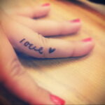 Фото тату сердце на пальце 04.02.2021 №0070 - heart tattoo on finger - tatufoto.com