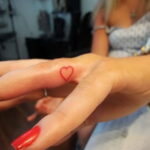 Фото тату сердце на пальце 04.02.2021 №0076 - heart tattoo on finger - tatufoto.com