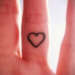 Фото тату сердце на пальце 04.02.2021 №0078 - heart tattoo on finger - tatufoto.com