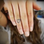 Фото тату сердце на пальце 04.02.2021 №0084 - heart tattoo on finger - tatufoto.com