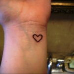 Фото тату сердце на руке 04.02.2021 №0026 - heart tattoo on hand - tatufoto.com