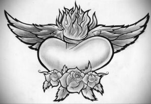 Фото тату с изображением сердца, увенчанного огненным нимбом, с крыльями и букетом роз. Эскиз татуировки выполнен в черно-белой гамме, с акцентом на детализацию и динамику.