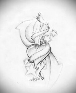 Черно-белый эскиз тату сердца, обвитого лентой, на фоне луны и звезд. Романтичный и нежный рисунок.