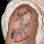 Фото тату стрелец на плече 02.02.2021 №0023 - Sagittarius shoulder tattoo - tatufoto.com