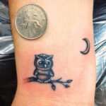 маленькая тату с совой на фото 15.02.2021 №0019 - little owl tattoo- tatufoto.com
